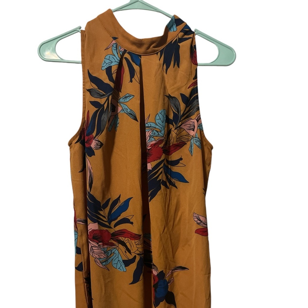 Fall colors, one button in back around the neck! It’s in excellent condition.